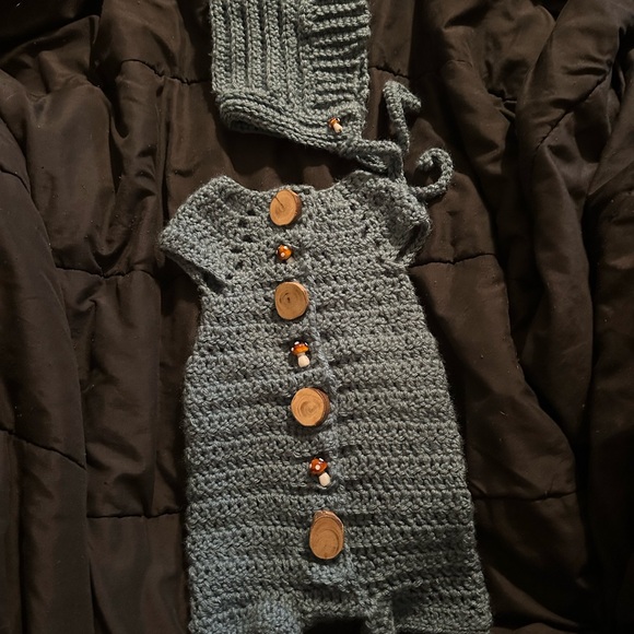 Hand crochet baby outfit - Picture 2 of 4
